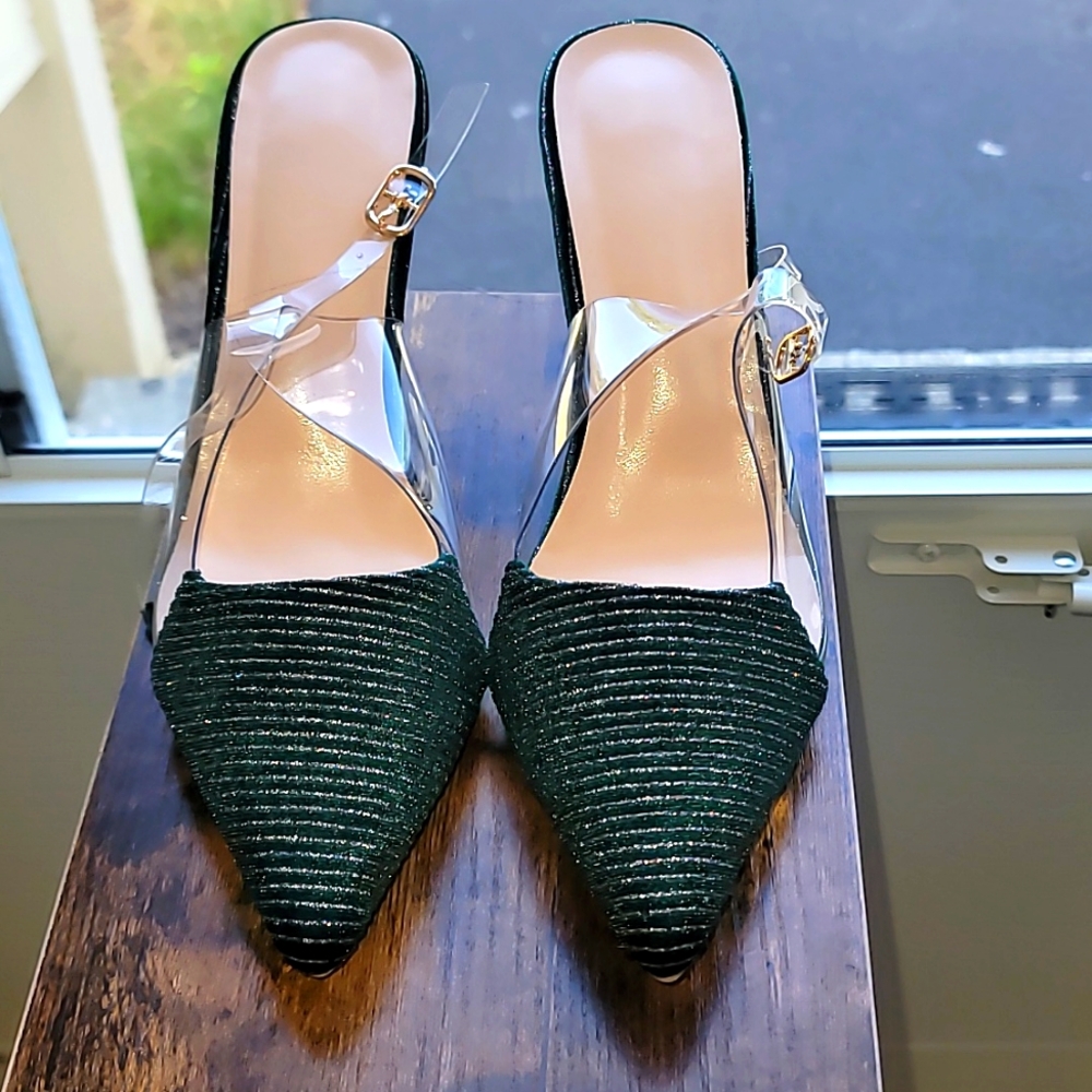 NWOT Velvet Green heels size 38